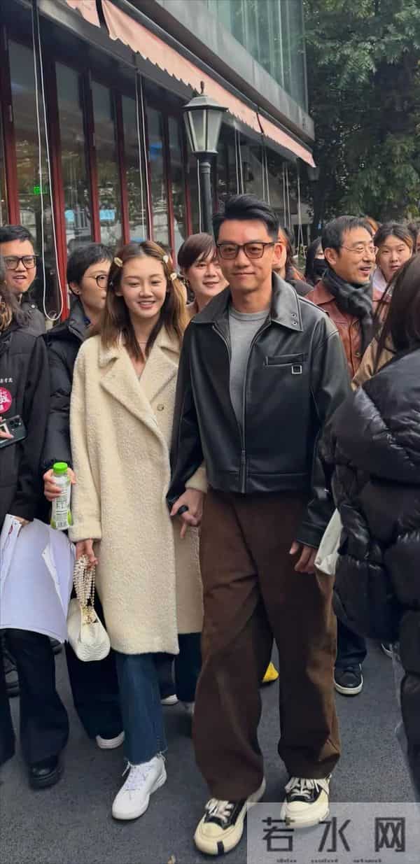 郑恺晒上戏约饭大合影，一桌都是老戏骨，小贤关谷展博又同框了！