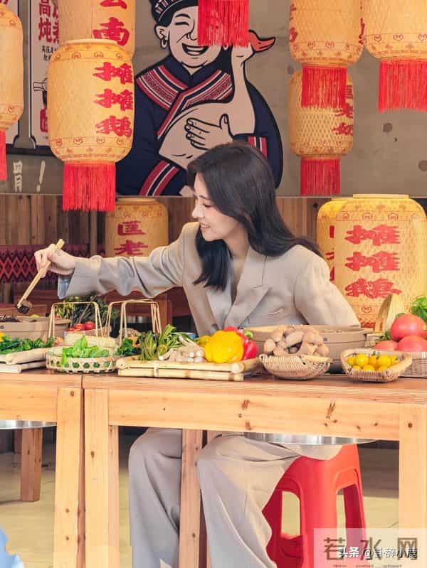 张碧晨在昆明吃火锅被偶遇，美得不可方物，嘟嘴的模样又萌又可爱