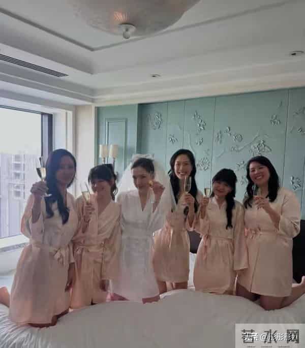 许玮甯婚前睡衣派对嗨翻，瘦高白皙超亮眼，人群中美成风景