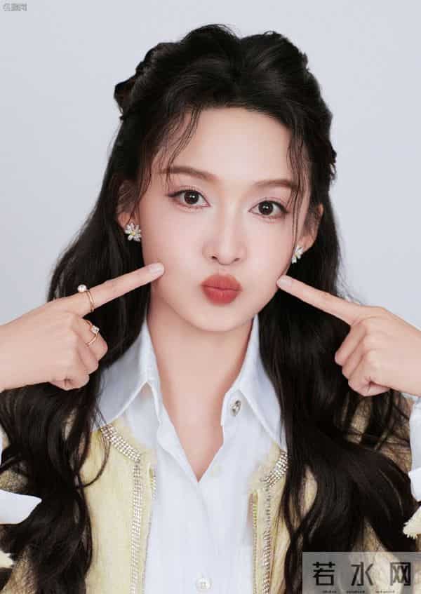 李沁牛仔短裤穿搭写真,这个腿绝了,极品太美了