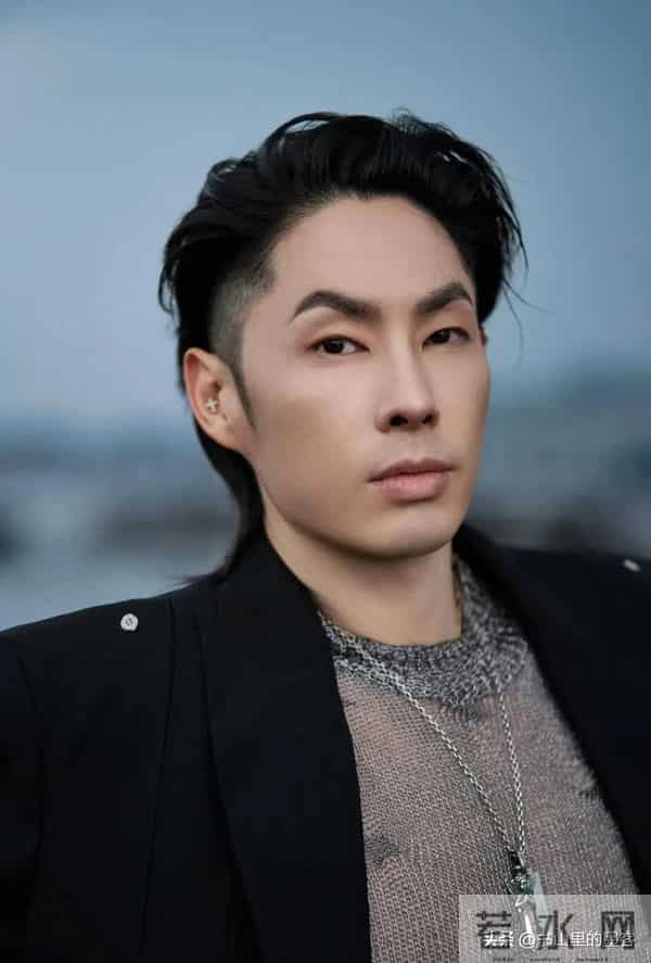 47岁吴建豪现状让人心酸，尖嘴猴腮，又瘦又普，男神越来越像老头