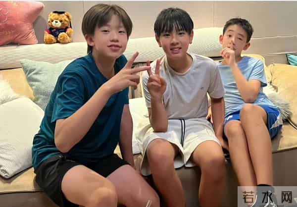 应采儿带娃出通告,素颜肿胀但满脸自豪,儿子后台背稿累到瘫桌上