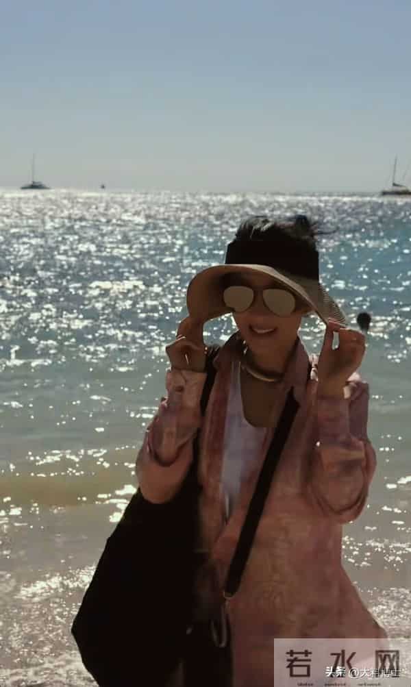 48岁苗圃晒沙滩照，纤腿瘦腰好惊艳，嫁大21岁富豪子女双全很幸福