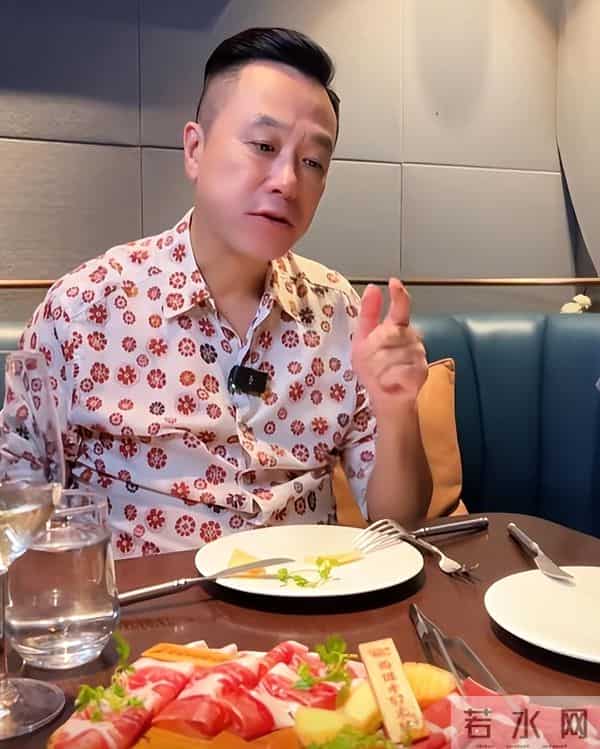 他曾是上海知名主持，和吉雪萍是好搭档，离开上海台后转行做吃播