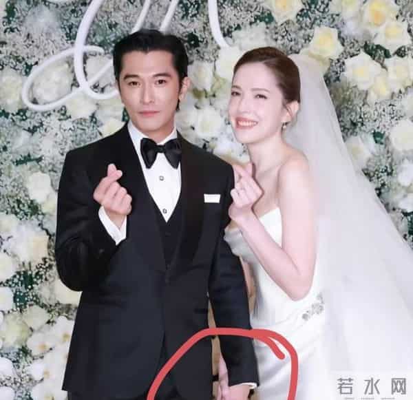 林心如在邱泽许玮甯婚礼光脚跳舞，下台后获霍建华亲吻，太恩爱了