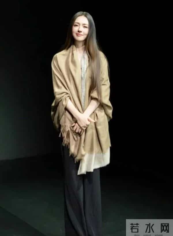 郭碧婷三亚海边捡石头,素颜眼窝深凹很疲惫,带5位助理照顾父亲