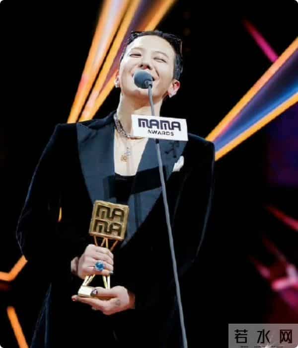 当70岁周润发与37岁权志龙站一起，我才彻底明白，什么叫相由心生