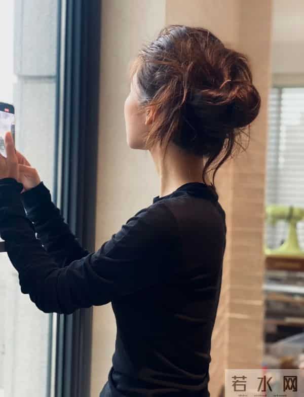 黄轩女友秀恩爱，在一起5年仍很甜，网友：这才是我们想要的嫂子