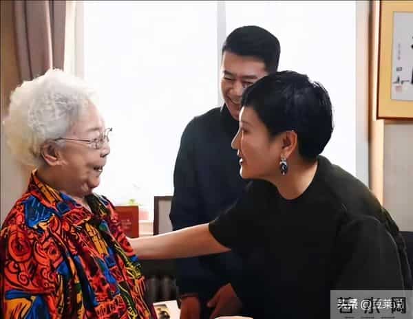 97岁田华现状曝光，和小孙子相依为命，住破旧老房子，日子清贫