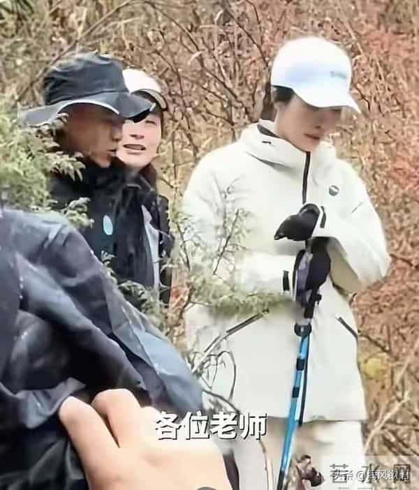 胡歌带田朴珺爬财神山，她喊“宝总”撒娇要做饭，互动甜到像情侣