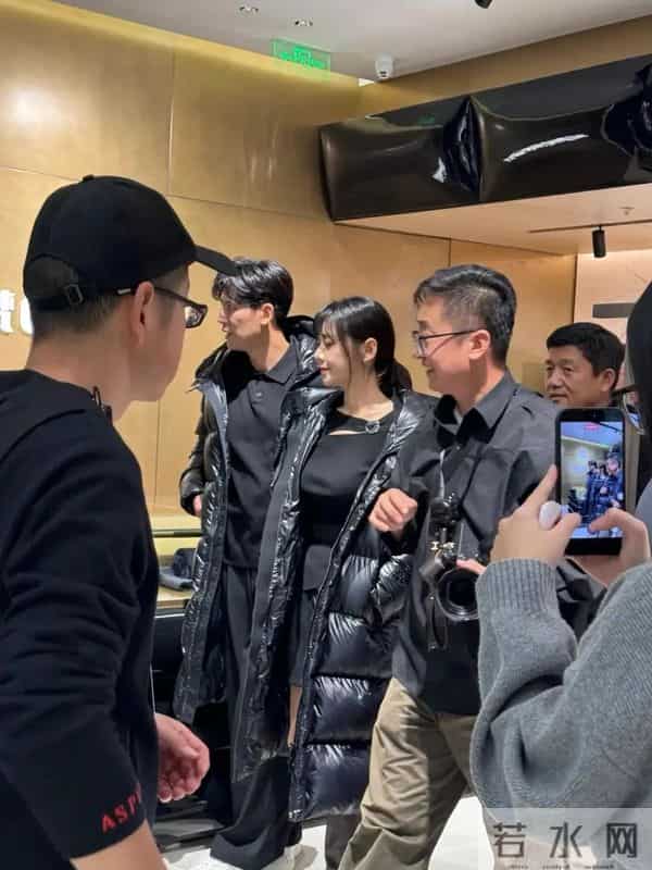 秋瓷炫现身北京，嘴歪油腻变化大到认不出，和于晓光拥抱对视甜蜜