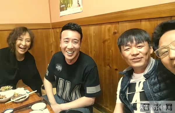 于和伟 王宝强小酒馆聚餐,两人喝的脸通红,疑似于和伟妻子亮相