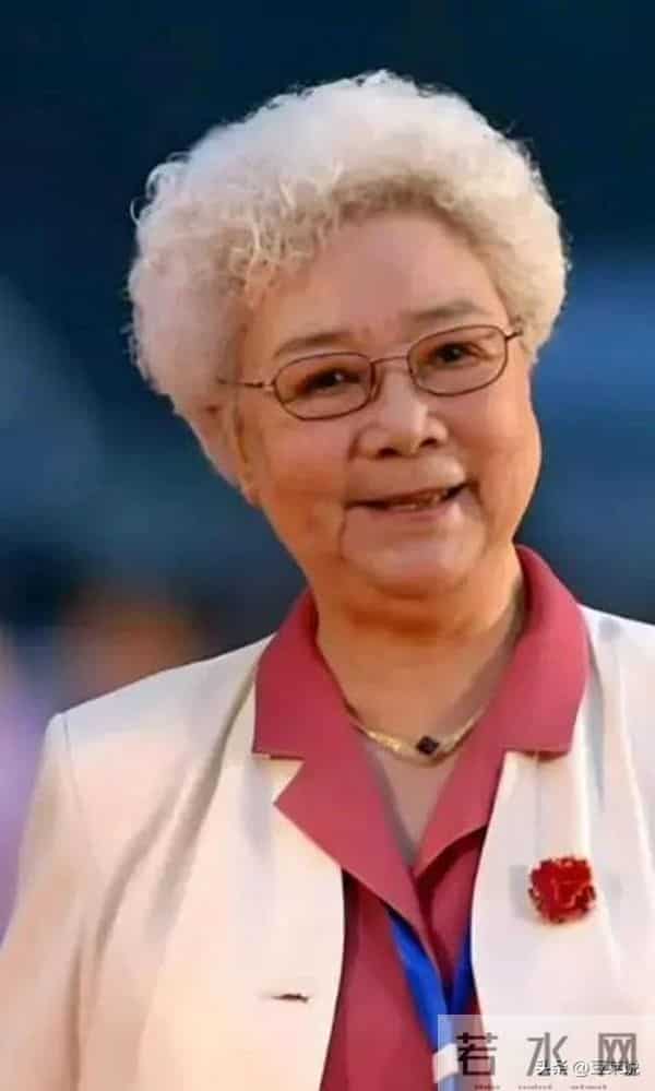 97岁田华现状曝光，和小孙子相依为命，住破旧老房子，日子清贫