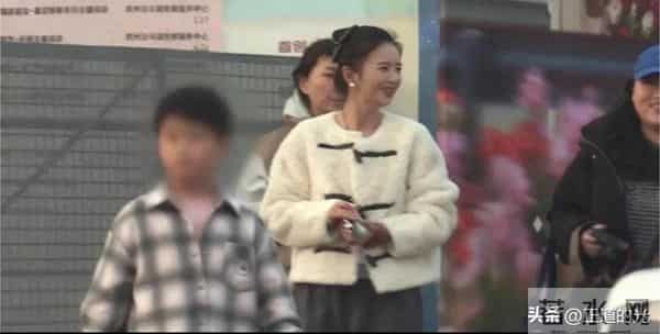 佟丽娅9岁儿子1米6 和妈一样80斤 冬天只穿一件衬衫 遭训斥低头沮丧