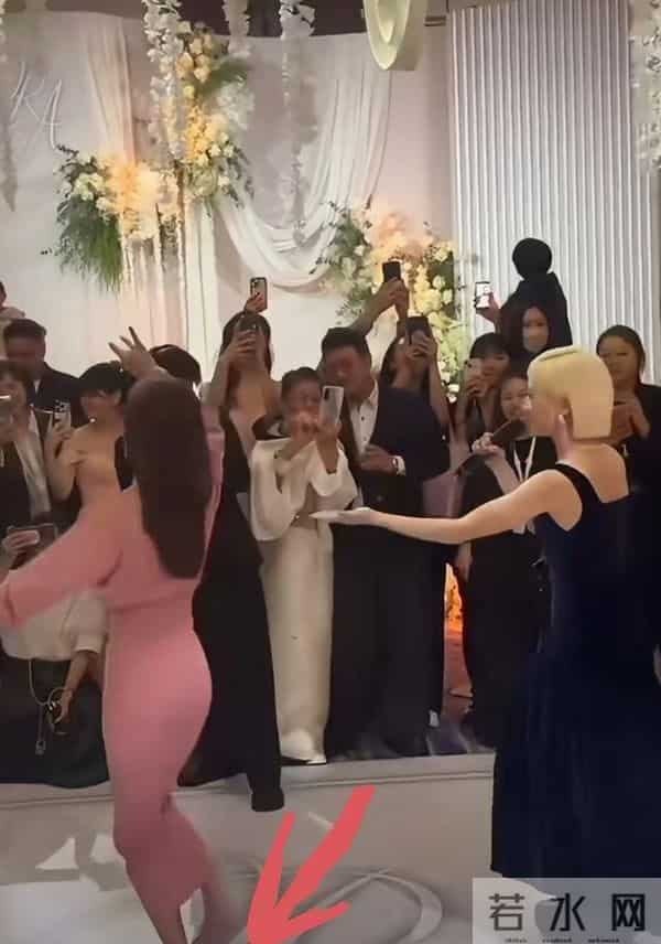 林心如在邱泽许玮甯婚礼光脚跳舞,下台后获霍建华亲吻,太恩爱了