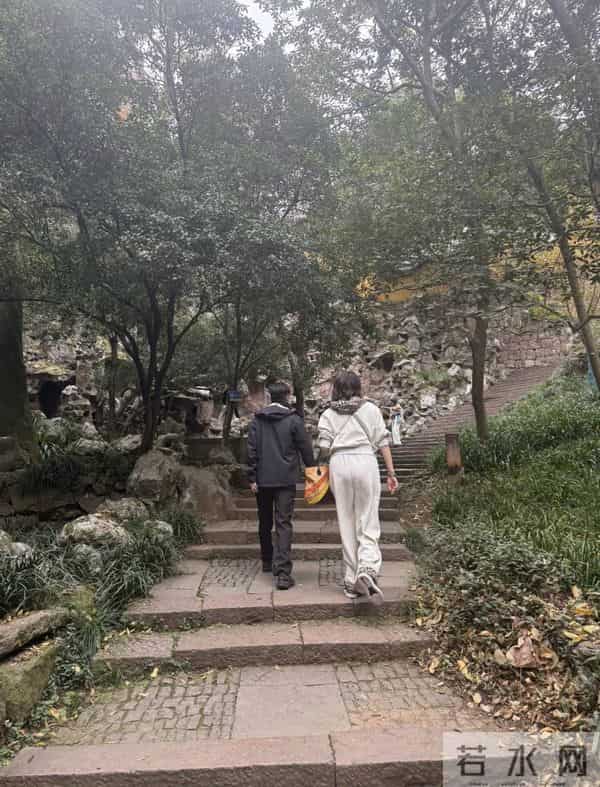 60岁TVB艺人向遇难者献花,情绪激动哭不停,陈淑兰在杭州做法事