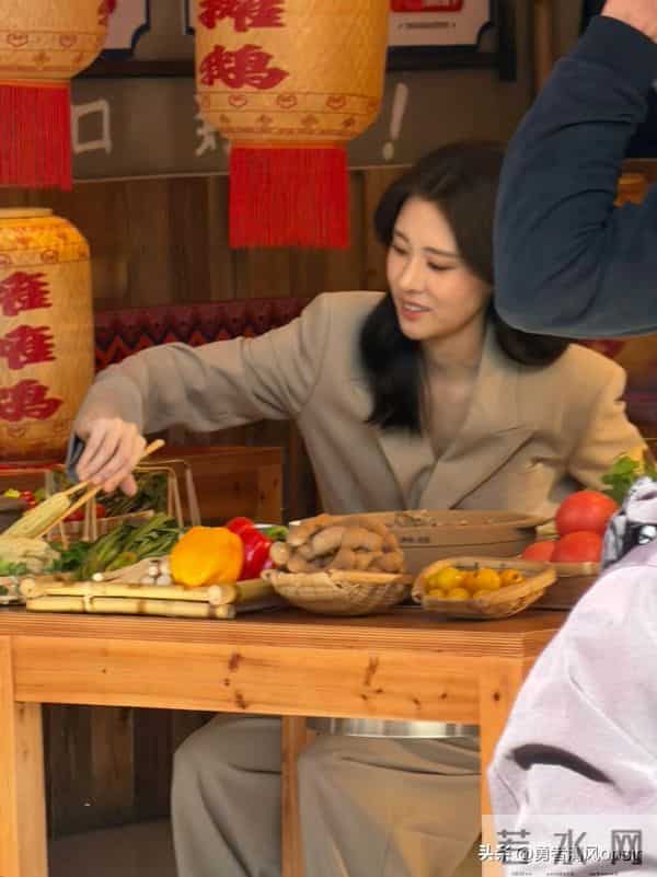 张碧晨云南被偶遇，真人脸又小又精致，无滤镜也好美啊！