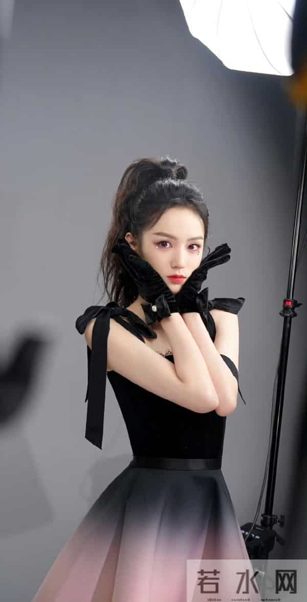 周也 黑色渐变裙的小公主