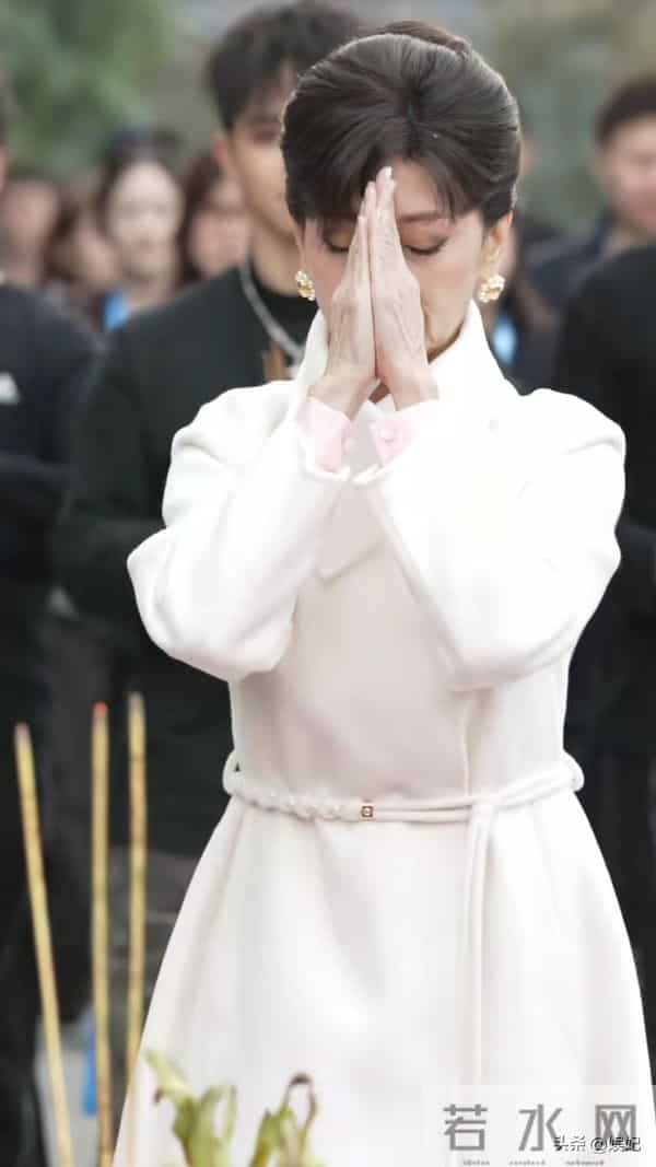 72岁赵雅芝最新穿搭：盘发+白色大衣，尽显优雅知性，美得像52岁