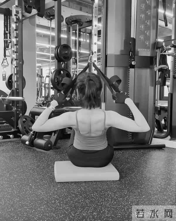 43岁孙艺珍晒健身照 蜂腰翘臀 超绝腰臀比 难怪玄彬对她生理性喜欢