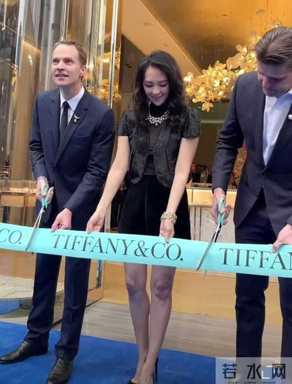 蒂芙尼活动上46岁章子怡骤显衰老，肌肤浮肿骨感干瘪，面相大变