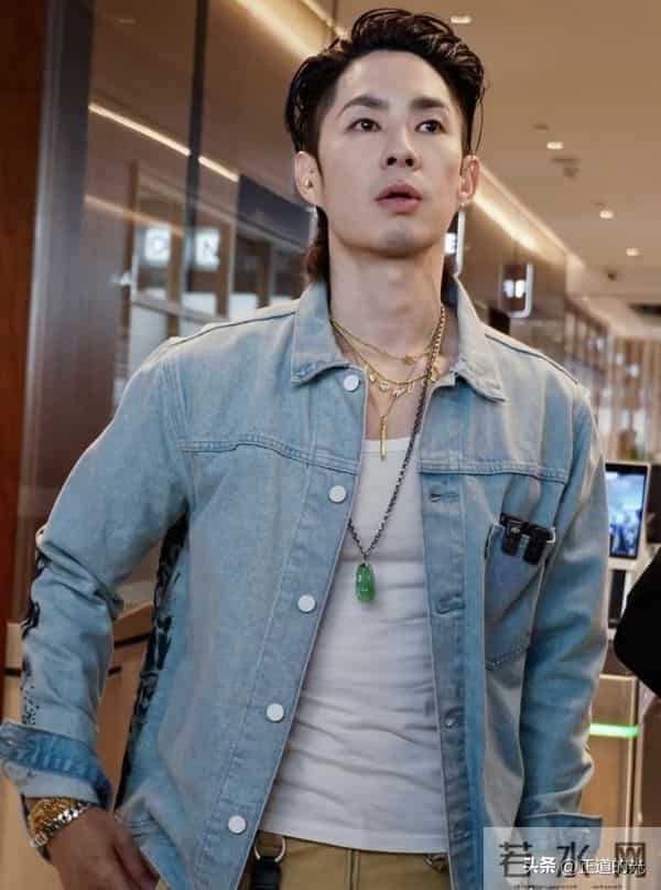 吴建豪体脂率不到10 脸上仅剩一层皮变巴掌脸 冬天只穿吊带背心出门