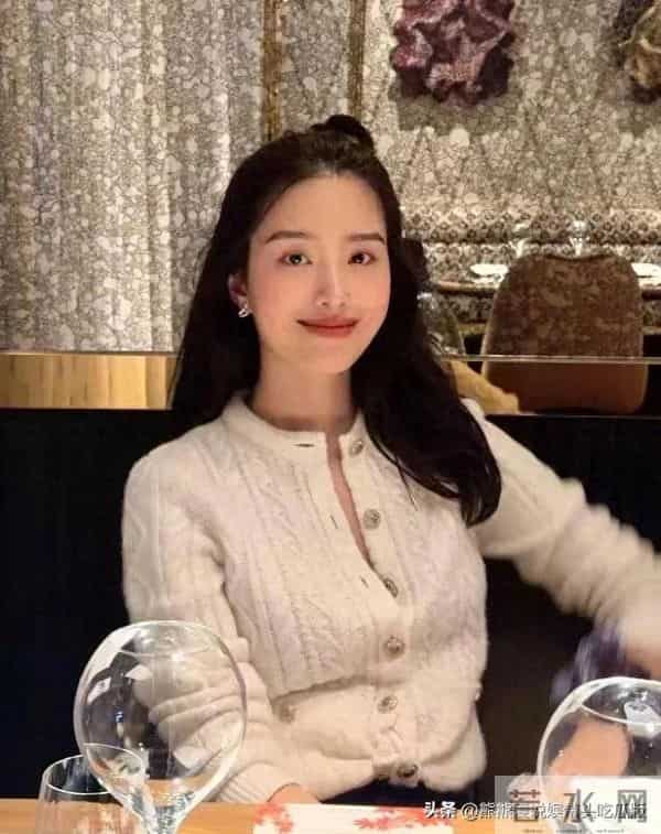 杨采钰会穿是数一数二的!米白绞花毛衣+尖头鞋,时髦洋气又高级