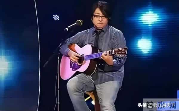 57岁袁惟仁成植物人后再病危，送医画面曝光，仅靠母亲姐姐照顾