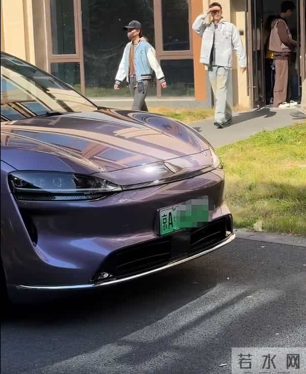 黄景瑜广西被偶遇,开京A牌照30万豪车,全程手挡太阳防止晒脸