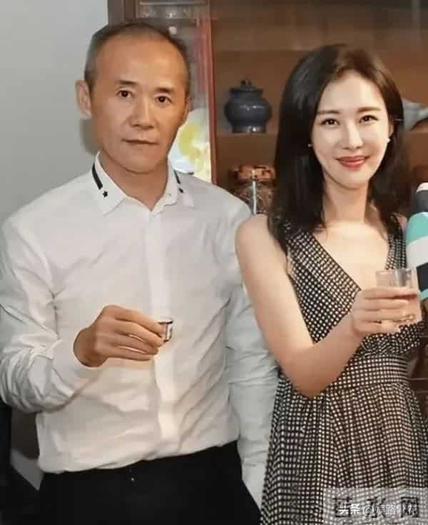 74岁王石断崖式衰老,44岁田朴珺登千米雪山,30岁年龄差藏不住了