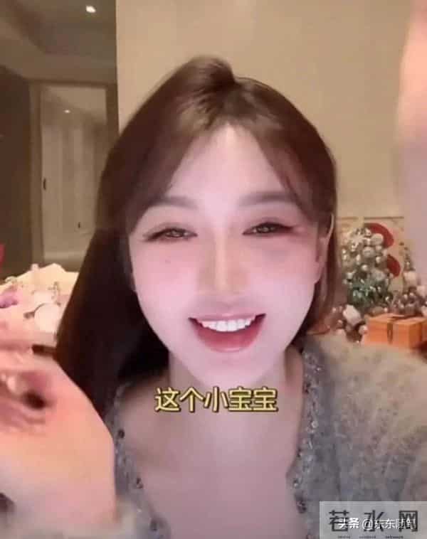 叶柯听见女儿哭 不耐烦捂耳朵 黄晓明妈只照看Angelababy生的小海绵