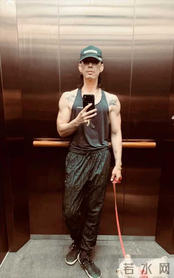 吴建豪体脂率不到10，1米81仅百斤，被指憔悴似老态，粉丝忧健康