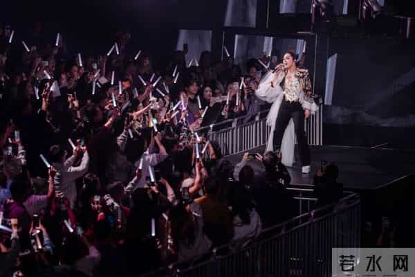 杨千嬅红馆演唱会设备故障，特技员被困半空，天后临危稳场全纪录