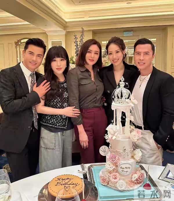 61岁关之琳和68岁吕良伟聚餐照流出，这状态直接美到我失语！