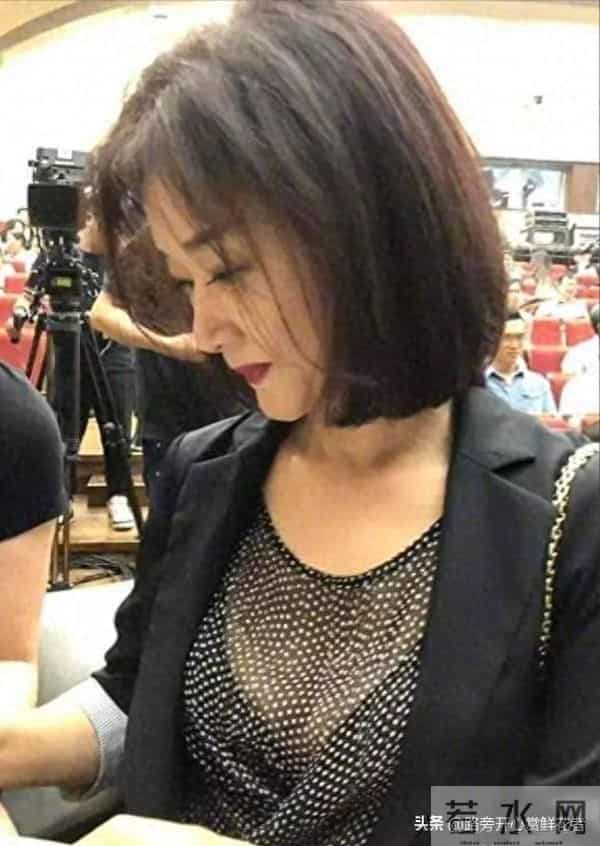 58岁的宋祖英近照曝光,穿香奈儿短袖,小臂肌肉明显,皮肤光滑