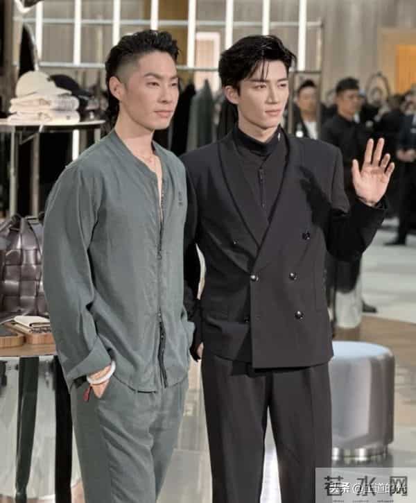 吴建豪体脂率不到10 脸上仅剩一层皮变巴掌脸 冬天只穿吊带背心出门