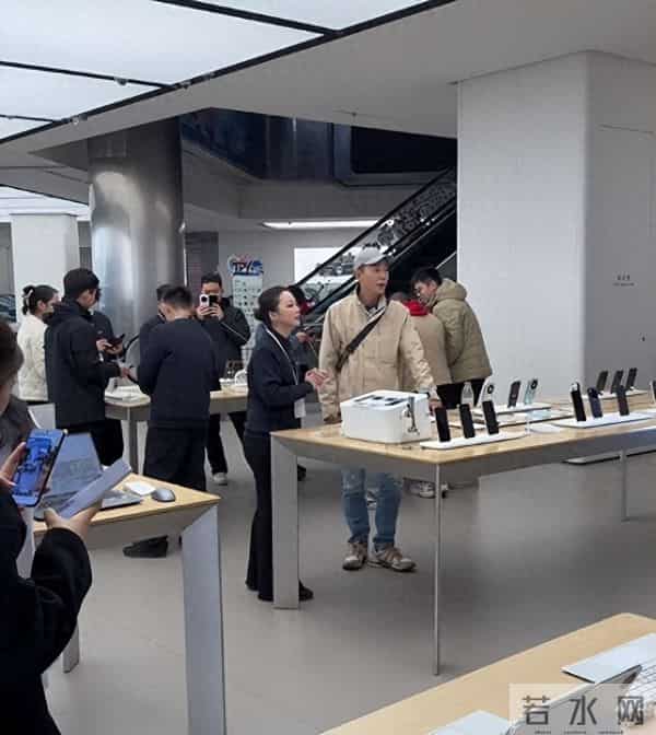 55岁戴军现身上海买手机，定居泰国享受悠闲人生，和她成了新邻居