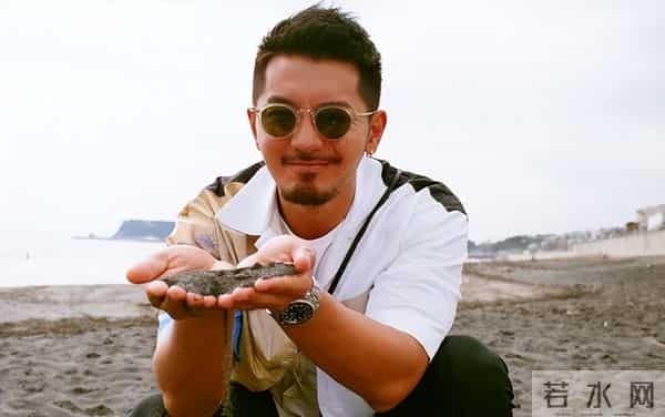 出道13年不温不火，在韩国当了8年练习生，如今终于靠着肖战走红