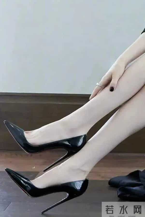 杨幂白嫩美腿白的发光了