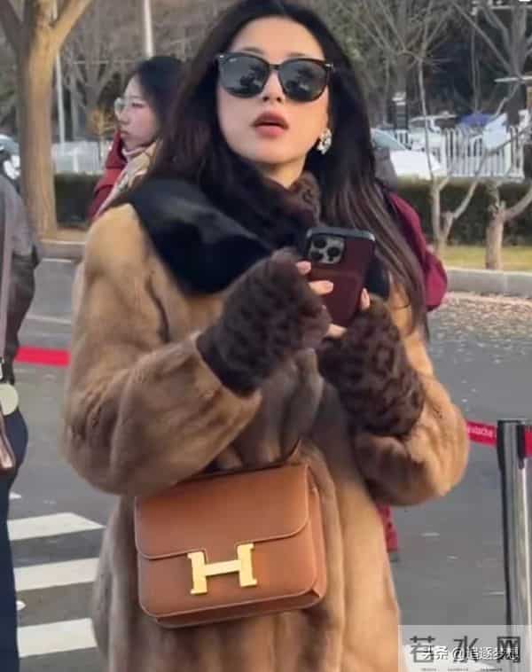 朱珠一家三口北京逛圣诞集市 朱珠挤开老公真相大白 两口子笑翻网友