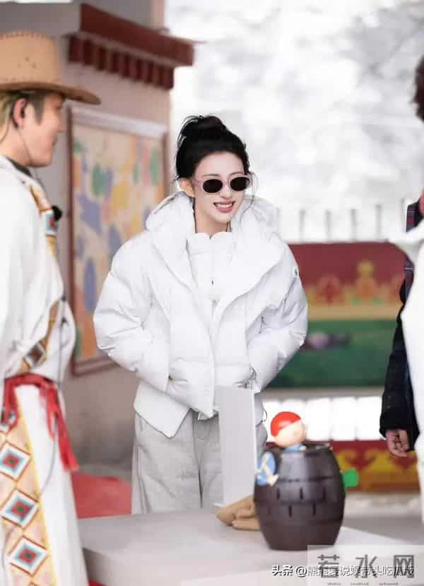 王楚然太会穿了!白色短款羽绒服+浅灰卫裤,简约休闲又时髦!