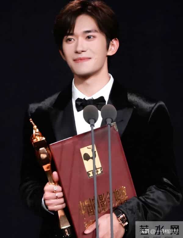 王晶谈易烊千玺拿奖，几句话透露出不一样的信息，令人感慨