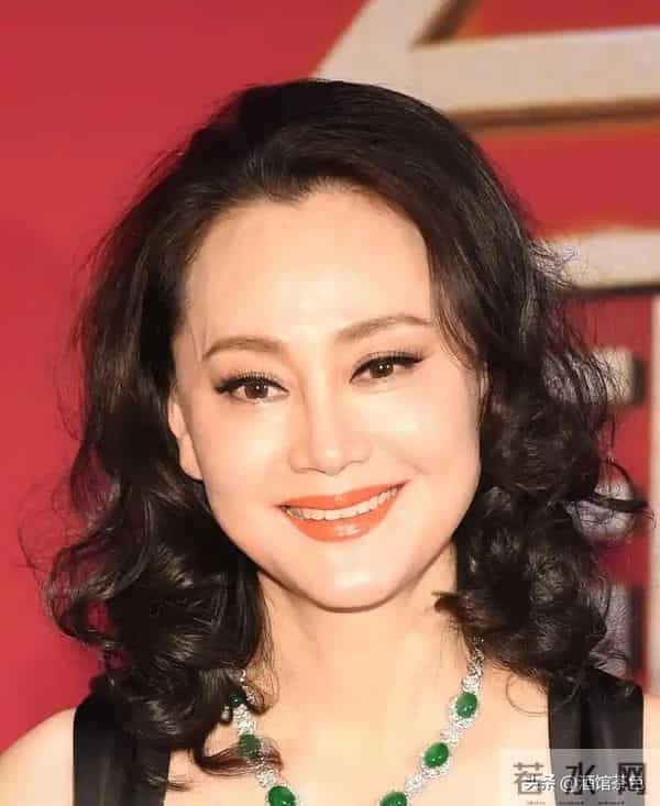 大宋佳现身上戏80年校庆,63岁状态依旧惊艳,比利时老公未现身