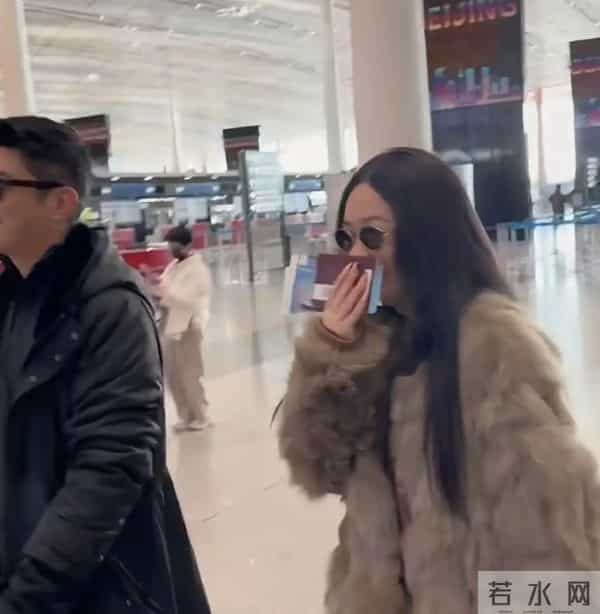 霍思燕夫妇出国旅行，穿40w皮草胖160斤很富态，杜江拎狗包像助理