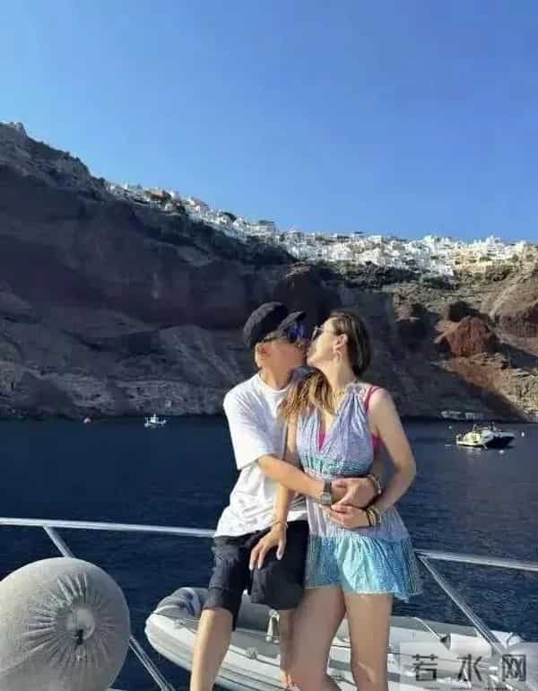 58岁陈小春带妻迪拜旅游，小16岁娇妻应采儿逆龄如少女！