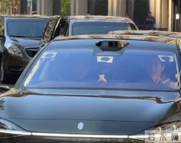 黄景瑜广西被偶遇,开京A牌照30万豪车,全程手挡太阳防止晒脸