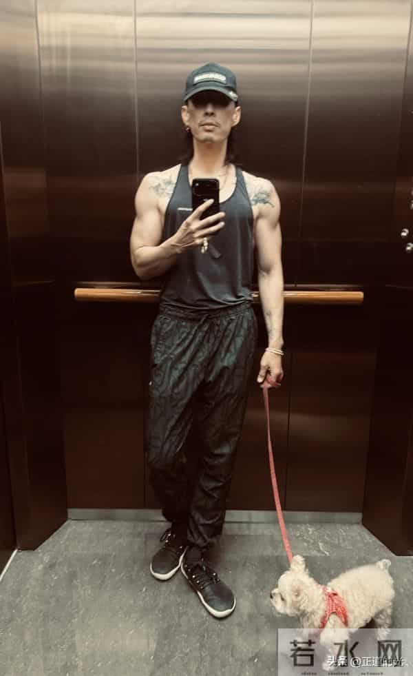 吴建豪体脂率不到10 脸上仅剩一层皮变巴掌脸 冬天只穿吊带背心出门