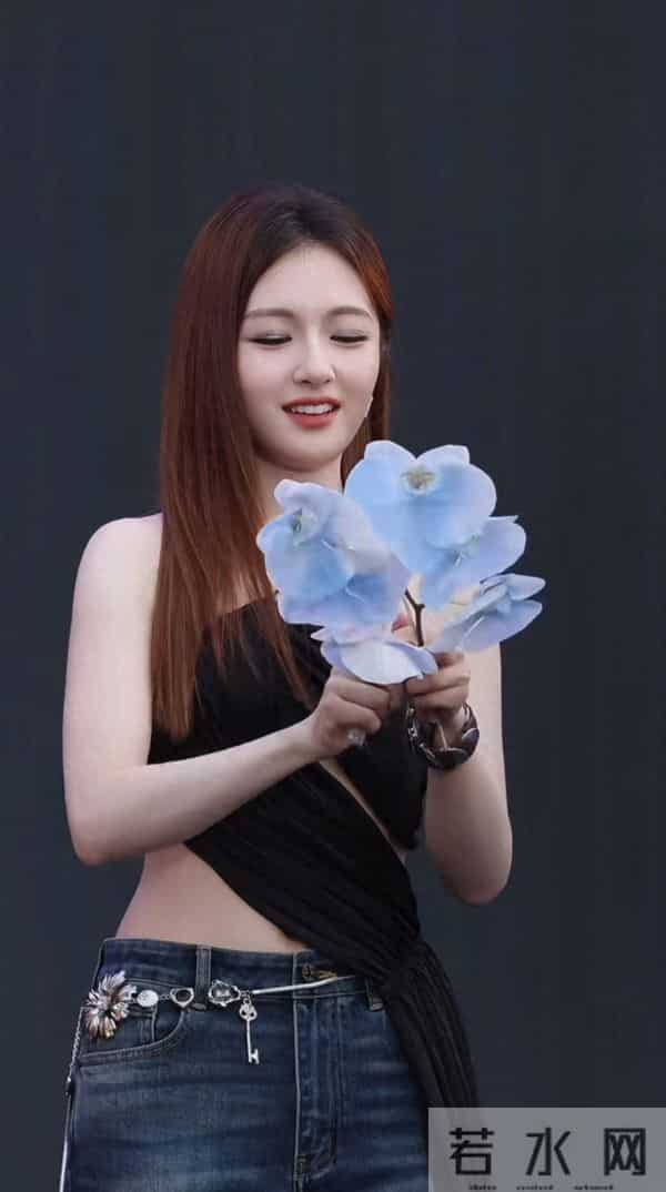 李兰迪这身材真是看一次惊艳一次，又瘦又有肉感堪称极品