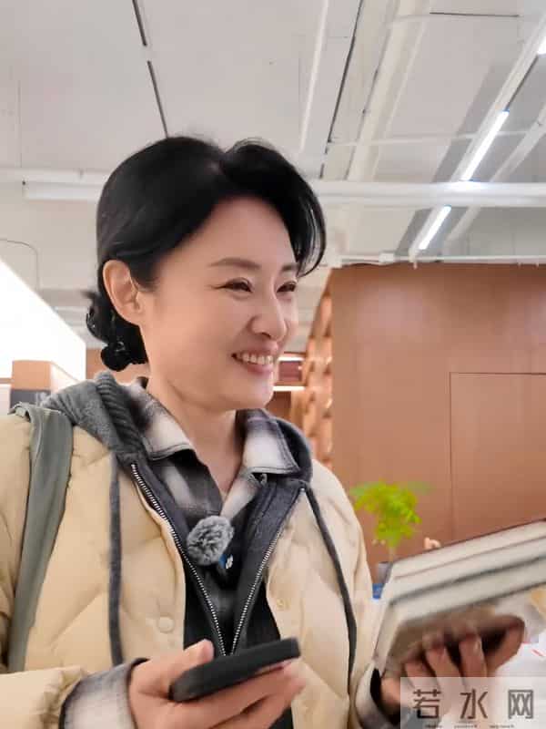 周涛书店打卡,浅米色棉服配低马尾,知性温婉尽显优雅气质