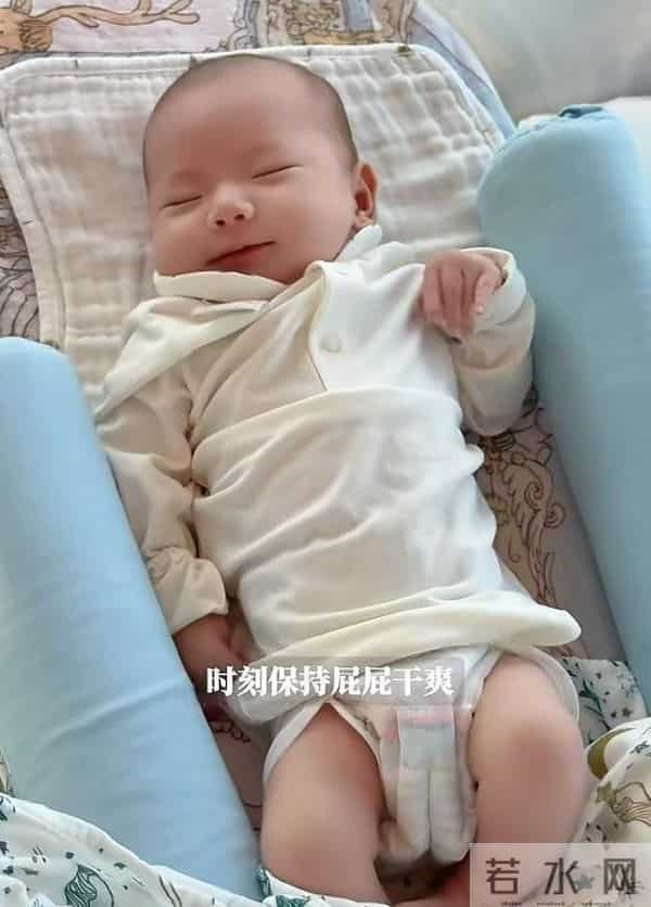 张檬和老公带儿子赏秋!8个月Dylan还在喝母乳,上围傲人气质更美